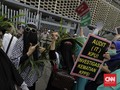 Coba Masuk Bawaslu, Emak-emak Massa Aksi Dorong Kawat Berduri