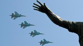 Di Lapangan Merah, Moskow, Rusia, jet tempur Sukhoi-34 terbang melintasi monumen Kuzma Minin dan Dmitry Pozharsky pada gladi resik jelang parade hari kemenangan. Perayaan itu digelar untuk mengingat kemenangan atas Nazi di PErang Dunia II. (REUTERS/Shamil Zhumatov)