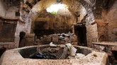 Konsep pemandian umum sebelumnya telah menjadi 'makanan pokok' bagi kehidupan masyarakat Aleppo selama berabad-abad. Namun, pertempuran membuat sebagian besar pemandian harus tutup dan tak beroperasi. (REUTERS/Omar Sanadiki)