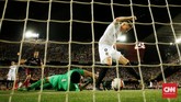 Kevin Gameiro menaklukkan Petr Cech dari jarak dekat untuk membawa Valencia mengimbangi skor menjadi 2-2 pada menit ke-58. (Action Images via Reuters/Andrew Boyers)