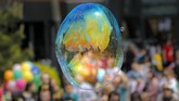 Bayangan para peserta Parade Gelembung Udara di Bukarest, Rumania, tercermin pada suatu gelembung. Ajang tersebut berskala internasional dan digelar di 125 kota di 60 negara. (AP Photo/Vadim Ghirda)