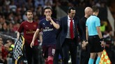 Mesut Oezil memberi tanda kepada fan Valencia untuk tidak berbicara. Oezil disoraki suporter tuan rumah karena dianggap mengulur waktu saat hendak digantikan Henrikh Mkhitaryan. Atas tindakan tersebut, Oezil mendapat kartu kuning. (REUTERS/Sergio Perez)