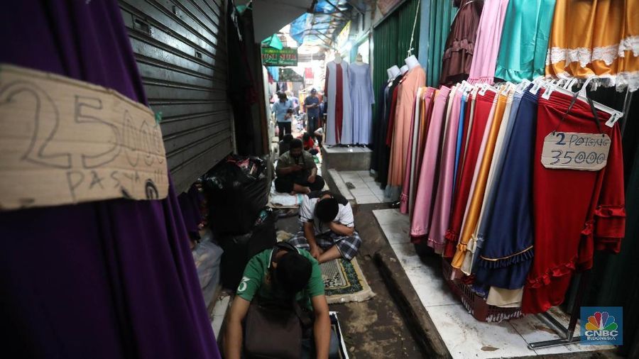 Mayoritas Jamaah disini adalah pedagang dan pembeli di Pasar yang terbesar di Asia Tenggara ini.