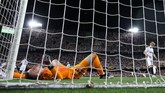 Norberto Neto berbaring setelah gawang Valencia dibobol untuk kali kedua oleh Pierre-Emerick Aubameyang. (REUTERS/Sergio Perez)