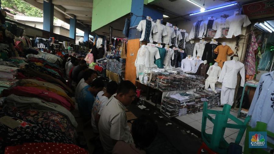 Mayoritas Jamaah disini adalah pedagang dan pembeli di Pasar yang terbesar di Asia Tenggara ini.