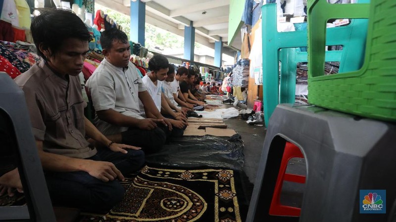 Mayoritas Jamaah disini adalah pedagang dan pembeli di Pasar yang terbesar di Asia Tenggara ini.