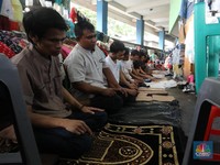 Saat Jamaah Solat Jumat Membludak di Lorong Tanah Abang