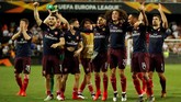 Pemain-pemain Arsenal merayakan keberhasilan melaju ke final Liga Europa untuk menghadapi tim Inggris asal London lainnya, Chelsea. (Action Images via Reuters/Andrew Boyers)