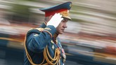 Para ahli pun menganggap kekuatan militer yang dipamerkan Rusia dalam pawai ini sudah terlalu tertinggal di tengah peningkatan ancaman keamanan. (Reuters/Maxim Shemetov)