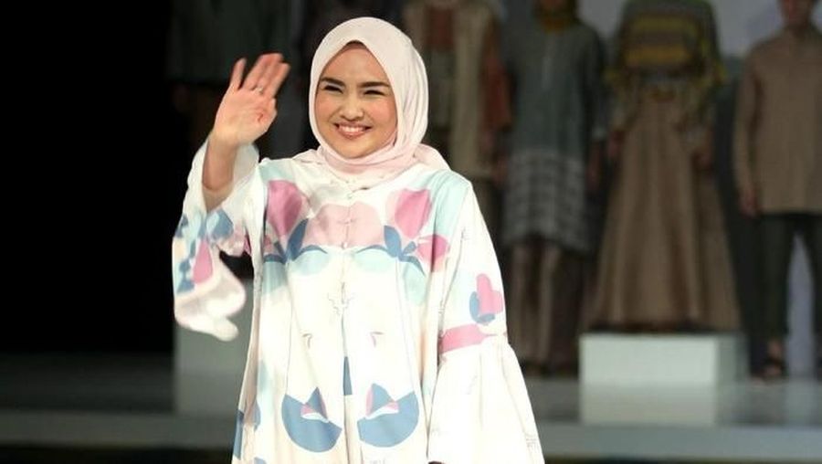 Muda, solehah, kaya raya. Para hijabers ini diperkirakan memiliki bisnis beromzet miliaran di usia muda, mulai dari bisnis fesyen, konten, travel, dan lainnya.