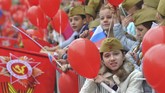 Pemerintah Rusia biasanya memanfaatkan parade semacam ini untuk memupuk patriotisme rakyat. (Reuters/Sergey Pivovarov)