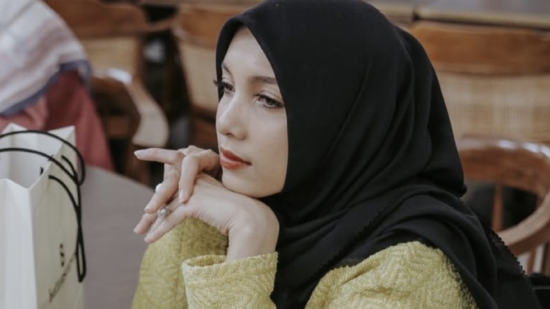 Muda, solehah, kaya raya. Para hijabers ini diperkirakan memiliki bisnis beromzet miliaran di usia muda, mulai dari bisnis fesyen, konten, travel, dan lainnya.
