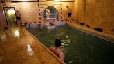 Seraya mandi, pelanggan juga disuguhkan lantunan musik tradisional yang dibawakan seorang pria tua lewat instrumen musik petik yang mirip dengan sitar. (REUTERS/Omar Sanadiki)
