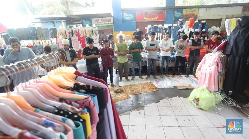 Mayoritas Jamaah disini adalah pedagang dan pembeli di Pasar yang terbesar di Asia Tenggara ini.