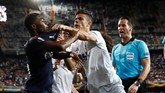 Bek Valencia Gabriel Paulista dan bek Arsenal Ainsley Maitland-Niles terlibat keributan setelah wasit meniup peluit akhir. Keributan dipicu ulah Ferran Torres yang menendang Alexandre Lacazette. (REUTERS/Sergio Perez)