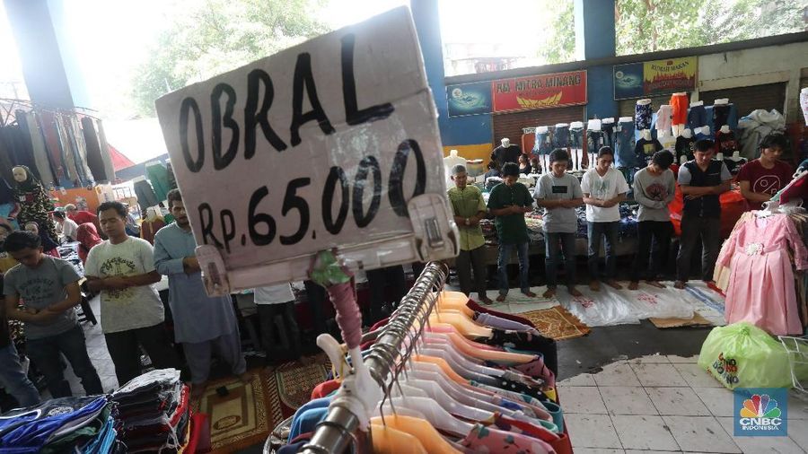 Mayoritas Jamaah disini adalah pedagang dan pembeli di Pasar yang terbesar di Asia Tenggara ini.