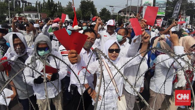 Polisi Halau Massa Pro Prabowo yang Kepung KPU Jawa Tengah