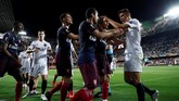 Matteo Guendouzi, Granit Xhaka, dan Henrikh Mkhitaryan berupaya menenangkan Gabriel Paulista yang bersitegang dengan Ainsley Maitland-Niles. (REUTERS/Sergio Perez)