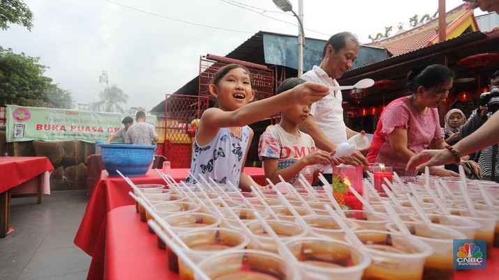 Warga Tionghoa memberi makanan Takjil buka puasa di Wihara Dharma Bakti, Petak Sembilan Glodok, Jakarta Barat, Jumat (10/5). (CNBC Indonesia/Muhammad Sabki) Warga Tionghoa memberi makanan Takjil buka puasa di Wihara Dharma Bakti, Petak Sembilan Glodok, Jakarta Barat, Jumat (10/5). (CNBC Indonesia/Muhammad Sabki)