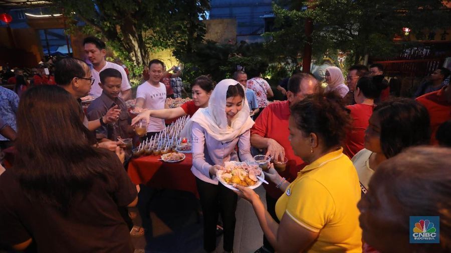 Warga Tionghoa memberi makanan Takjil buka puasa di Wihara Dharma Bakti, Petak Sembilan Glodok,  Jakarta Barat, Jumat (10/5). (CNBC Indonesia/Muhammad Sabki)