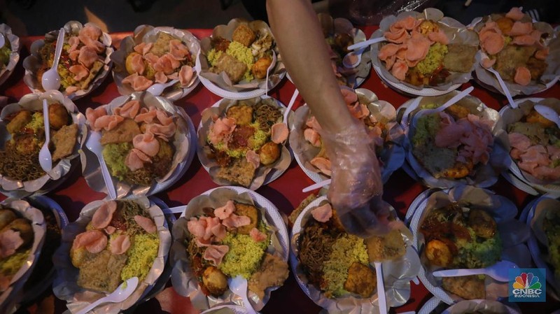 Setiap harinya sebanyak 200 paket menu berbuka disediakan oleh warga tionghoa  di Glodok untuk warga muslim 
