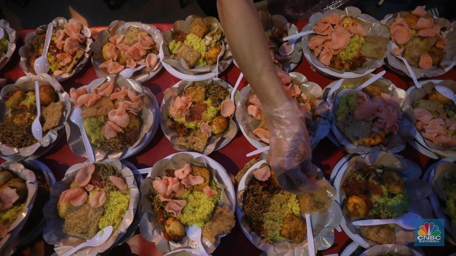 Warga Tionghoa memberi makanan Takjil buka puasa di Wihara Dharma Bakti, Petak Sembilan Glodok, Jakarta Barat, Jumat (10/5). (²©²ÊÍøÕ¾/Muhammad Sabki)