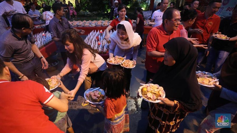 Setiap harinya sebanyak 200 paket menu berbuka disediakan oleh warga tionghoa  di Glodok untuk warga muslim 