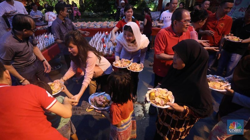 Setiap harinya sebanyak 200 paket menu berbuka disediakan oleh warga tionghoa  di Glodok untuk warga muslim 