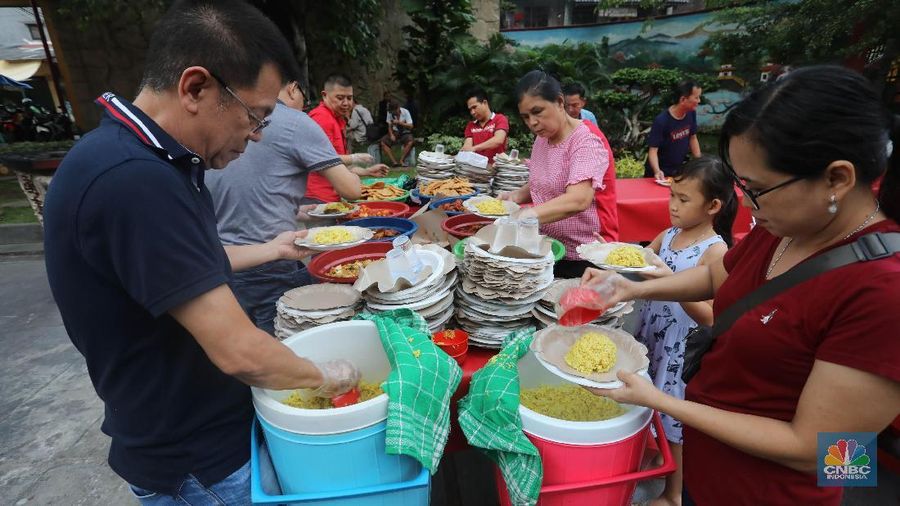 Setiap harinya sebanyak 200 paket menu berbuka disediakan oleh warga tionghoa  di Glodok untuk warga muslim 