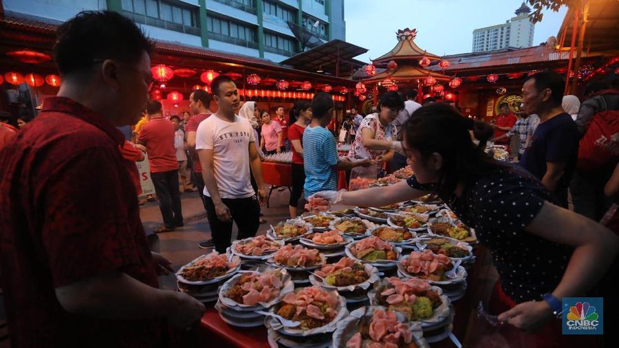 Setiap harinya sebanyak 200 paket menu berbuka disediakan oleh warga tionghoa  di Glodok untuk warga muslim 
