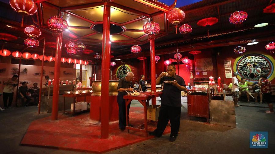 Setiap harinya sebanyak 200 paket menu berbuka disediakan oleh warga tionghoa  di Glodok untuk warga muslim 