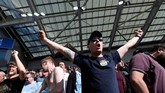 Pendukung Manchester City merayakan keberhasilan tim kesayangan mereka meraih kemenangan di pekan terakhir Liga Inggris musim ini. (REUTERS/Toby Melville)