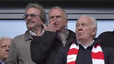 Legenda Bayern Munchen, Karl-Heinz Rummenigge, yang kini menjadi CEO klub raksasa Jerman tersebut turut menyaksikan pertandingan di Stadion Red Bull Arena. (REUTERS/Matthias Rietschel)