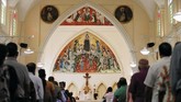 Sebagian besar gereja di luar Kolombo telah memulai kembali ibadah Minggu sedari pekan lalu. Namun tetap dalam pengawasan ketat polisi setempat. (REUTERS/Dinuka Liyanawatte)