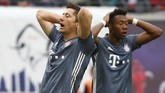 Robert Lewandowski dan David Alaba menampilkan ekspresi penyesalan lantaran Bayern Munchen gagal menang dan batal mengunci gelar juara. (REUTERS/Kai Pfaffenbach)