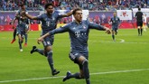 Leon Goretzka melakukan selebrasi setelah membuat bola masuk ke gawang dengan tendangan kaki kanan dari dalam kotak penalti. (REUTERS/Kai Pfaffenbach)