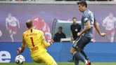 Bomber Bayern Munchen Robert Lewandowski berupaya membobol gawang RB Leipzig yang dikawal Peter Gulacsi. (REUTERS/Kai Pfaffenbach)