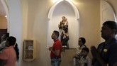 Jemaat dan para pastor juga mengadakan misa khusus bagi korban serangan 21 April di Katedral St. Lucia. (REUTERS/Dinuka Liyanawatte)