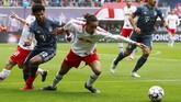 Penyerang RB Leipzig, Yussuf Poulsen, berduel dengan gelandang Bayern Munchen, Serge Gnabry. (REUTERS/Kai Pfaffenbach)