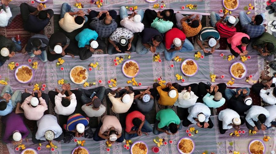 Buka Puasa di Berbagai Negara (Muslims pray before having their Iftar (breaking fast) meals outside a mosque during the holy fasting month of Ramadan, in Manama, Bahrain, May 10, 2019. REUTERS/ Hamad I Mohammed)