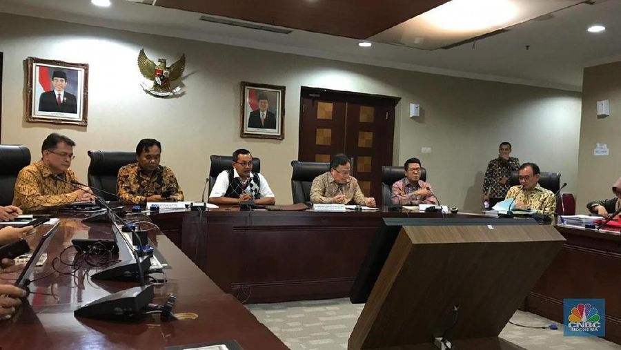 Pusat pemerintahan akan dipindahkan dari DKI Jakarta ke daerah lain yang nantinya menjadi Ibu Kota Baru