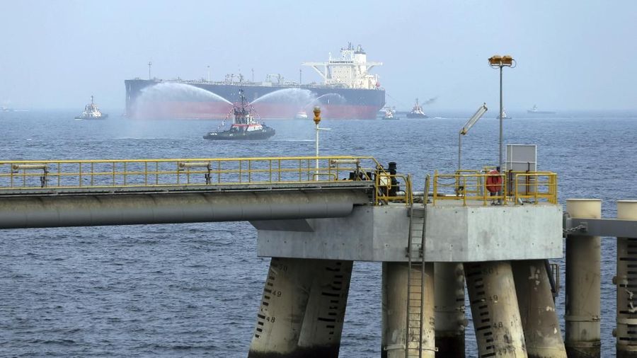 EmiratesFile foto 21 September 2016 , Sebuah kapal tanker minyak mendekati Jetty baru selama peluncuran fasilitas minyak baru senilai $ 650 juta di Fujairah, Uni Emirat Arab. Uni Emirat Arab mengatakan pada hari Minggu, 12 Mei 2019 bahwa empat kapal komersial di dekat Fujairah 
