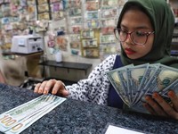Pukul 13.00 WIB: Rupiah Belum Beranjak Dari Rp 14.384/US$