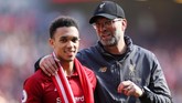 Juergen Klopp berdiskusi santai dengan Trent Alexander-Arnold usai laga. Alexander-Arnold mencatatkan rekor bek dengan assist terbanyak (12 assist) di Liga Inggris. (Reuters/Carl Recine)