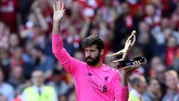 Kiper Liverpool Alisson mendapat penghargaan Golden Glove sebagai kiper terbaik Liga Inggris musim ini mengalahkan penjaga gawang Manchester City, Ederson Moraes. The Citizens sendiri finis sebagai juara. (Reuters/Carl Recine)