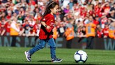 Sang putri Mohamed Salah 'nyelonong', Makka, ke lapangan usai laga dengan menggiring bola ke arah gawang. Salah sempat kelimpungan mencarinya. (REUTERS/Phil Noble)