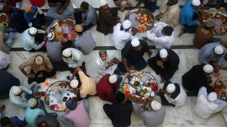 Buka Puasa di Berbagai Negara (Muslims wait to have their Iftar (breaking fast) meals inside a mosque during the holy fasting month of Ramadan in Mumbai, India, May 10, 2019. REUTERS/Francis Mascarenhas)