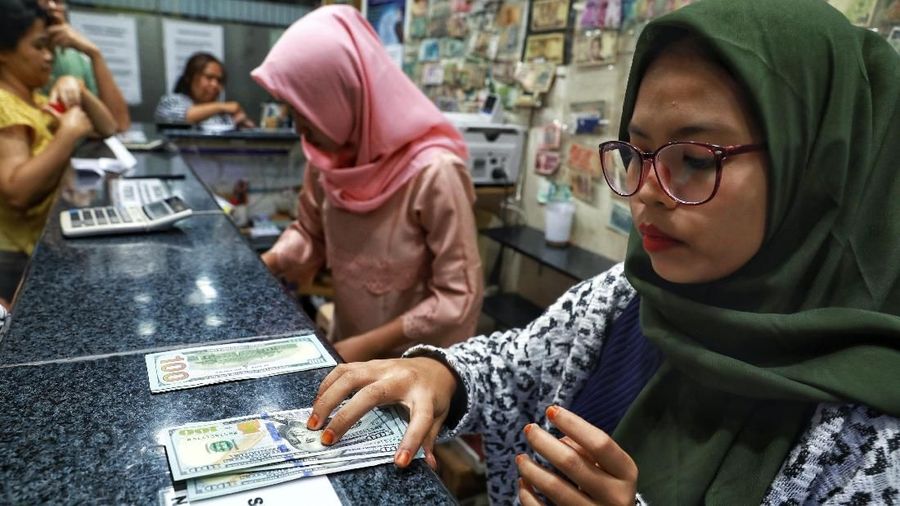 Nilai tukar rupiah terhadap dolar Amerika Serikat (AS) melemah di perdagangan pasar spot hari ini.