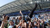 Pep Guardiola diangkat oleh pemain dan staf Manchester City. Guardiola dan Manchester City kini membidik trofi Piala FA di akhir musim. (REUTERS/Toby Melville)