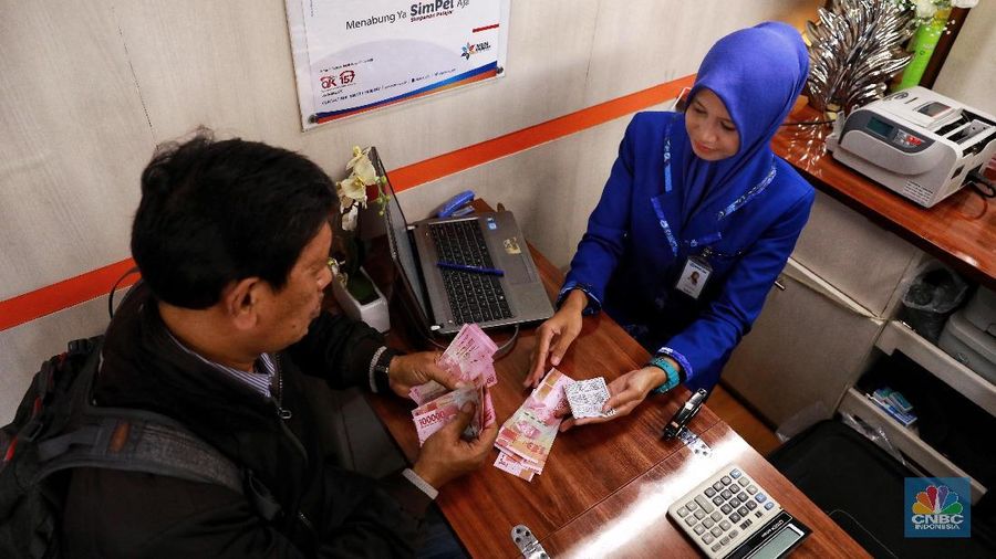 Warga menukarkan sejumlah uang di mobil kas keliling dari sejumlah bank yang terparkir di Lapangan IRTI Monas, Jakarta, Senin (13/5/2019). (CNBC Indonesia/Andrean Kristianto)